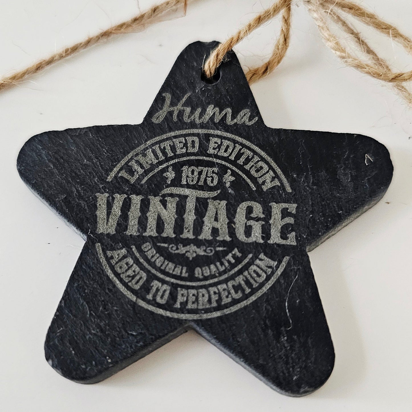 Star-shaped black tag with 'Huma' and 'Vintage' text on a white background